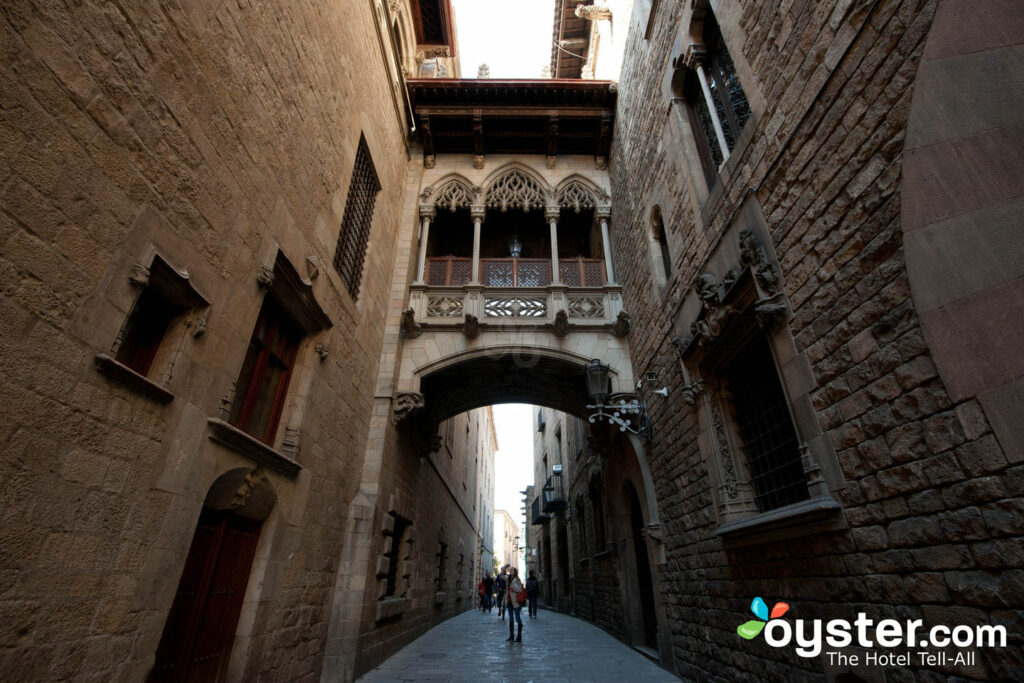 Carrer del Bisbe, Barcelona / Oyster