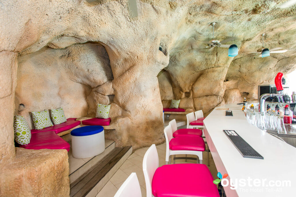 Grotto Bar à Crystal Cove par Elegant Hotels / Oyster