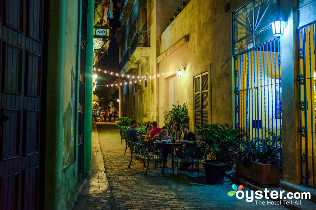 Cena al aire libre en un paladar en La Habana.