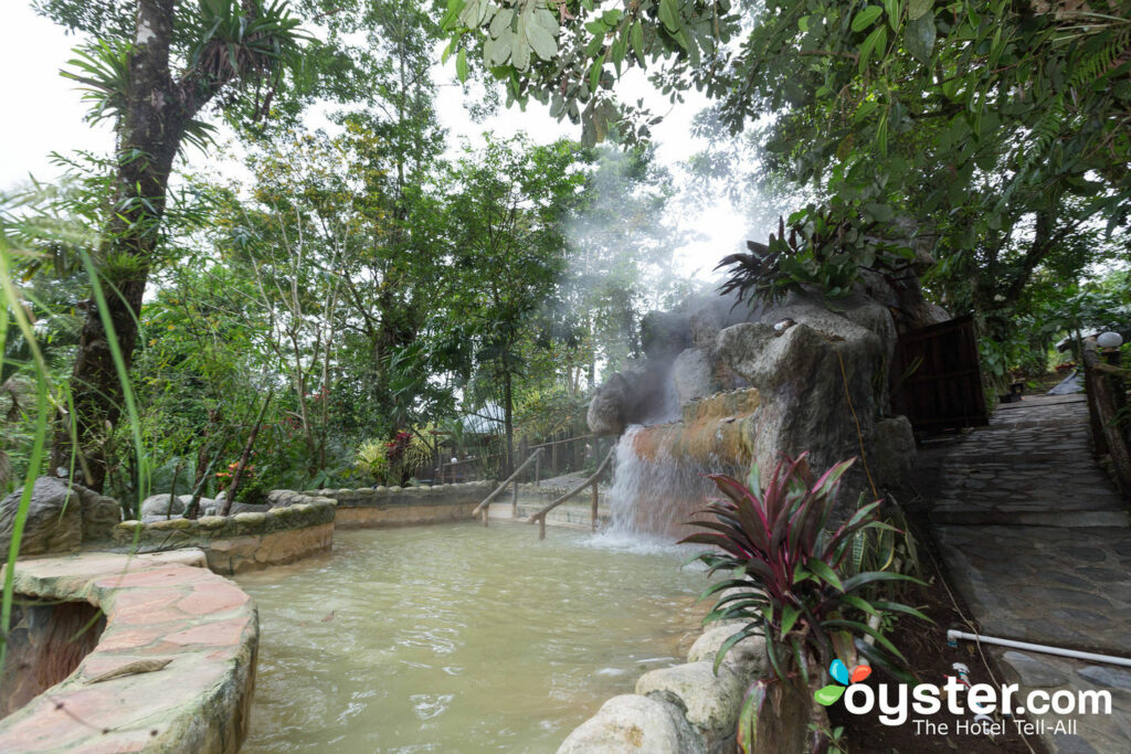 Las aguas termales en el Hotel Kokoro Arenal / Oyster