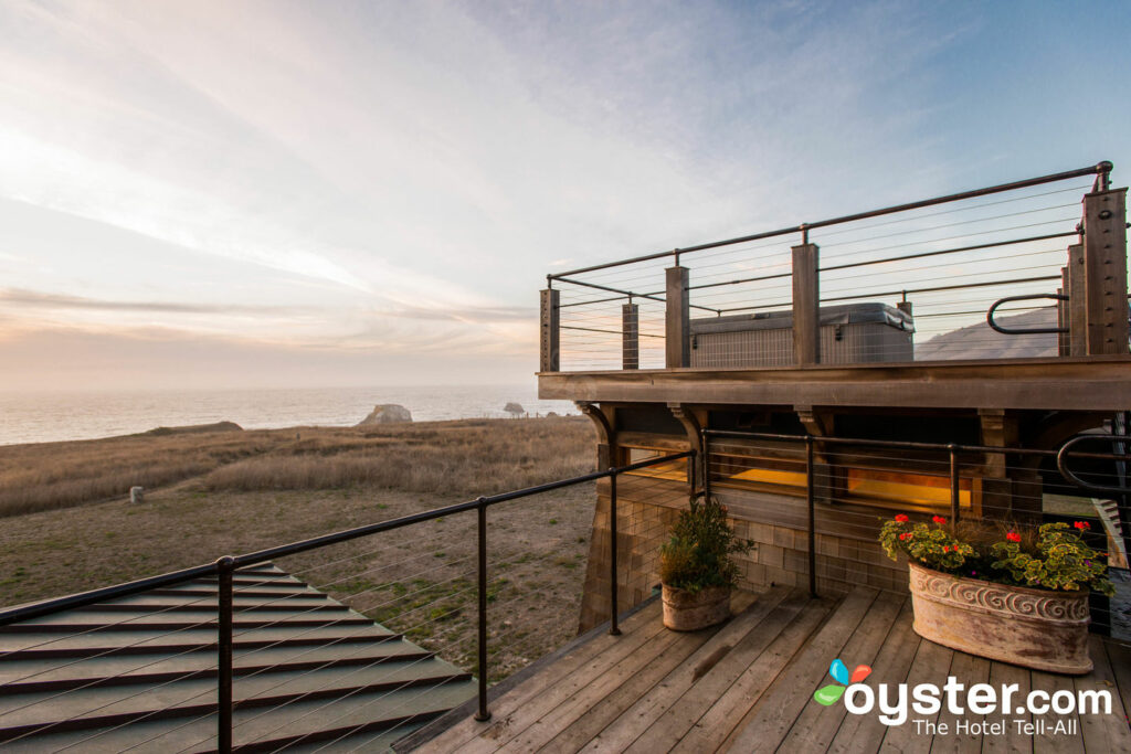 Deck de banheira de hidromassagem no The Inn at Newport Ranch