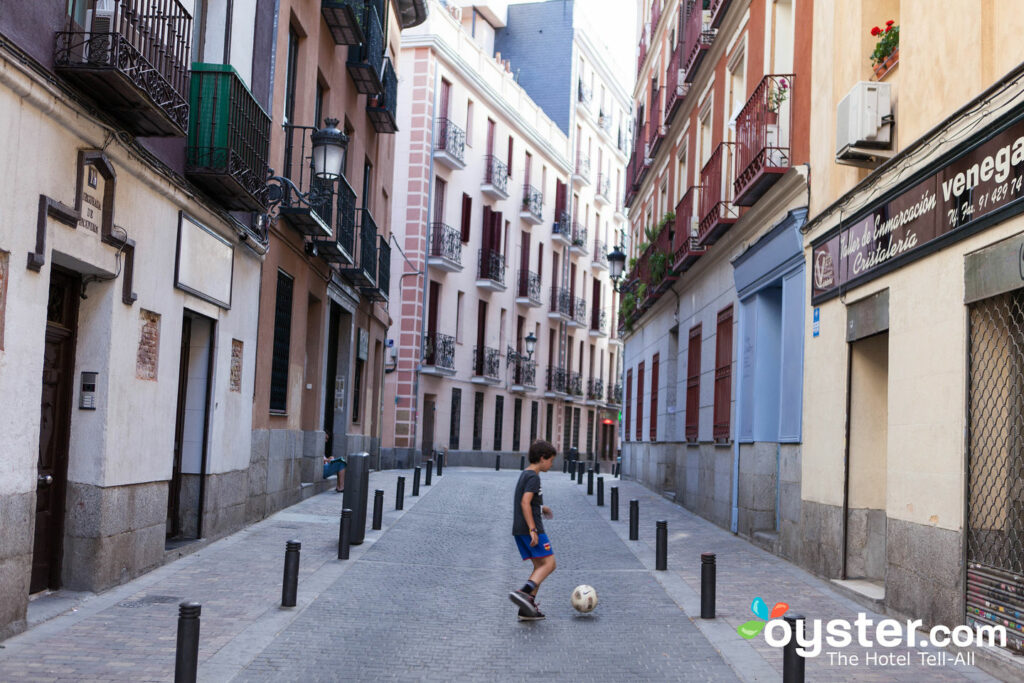 Nur eine von Madrids authentisch charmanten Straßen.