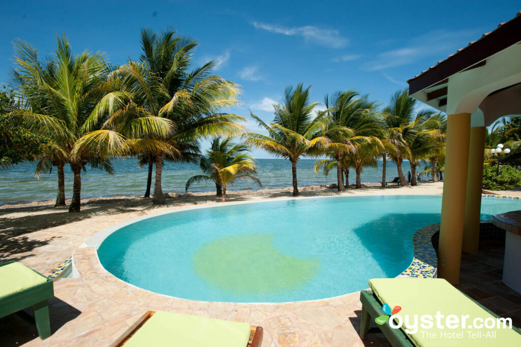 Piscina de água doce infinita no Robert's Grove Beach Resort, Belize / Ostra