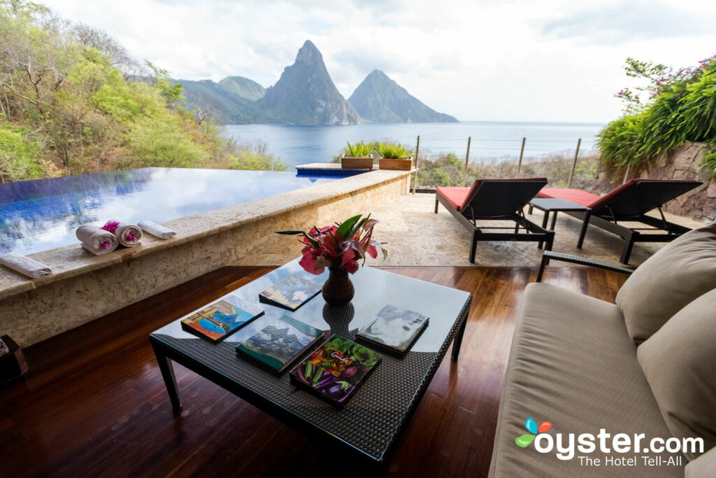 Vista desde el Santuario de la piscina infinita en Jade Mountain Resort / Oyster