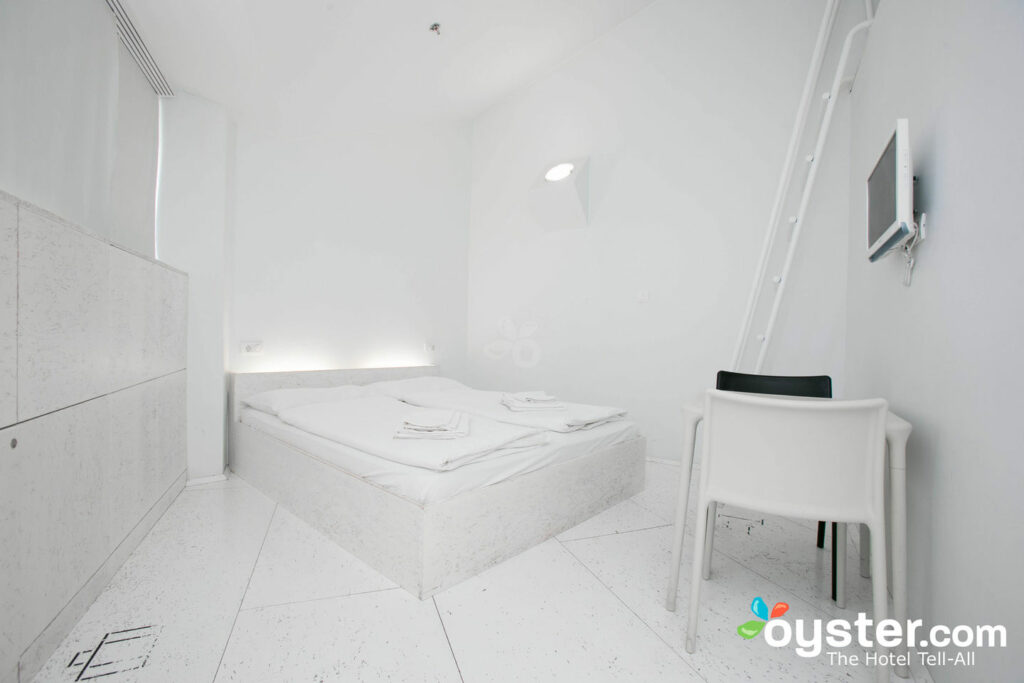 O pequeno quarto Floramye no Hostel Golly & Bossy Design