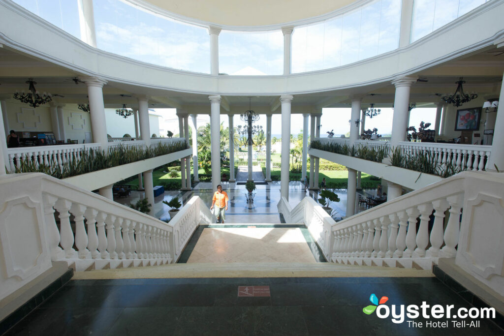 Lobby en el Grand Palladium Lady Hamilton Resort & Spa / Oyster