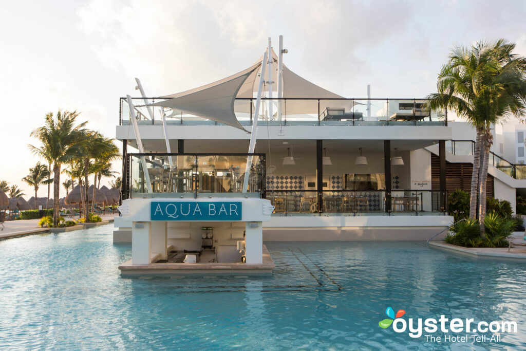 La piscine principale de Finest Playa Mujeres / Oyster