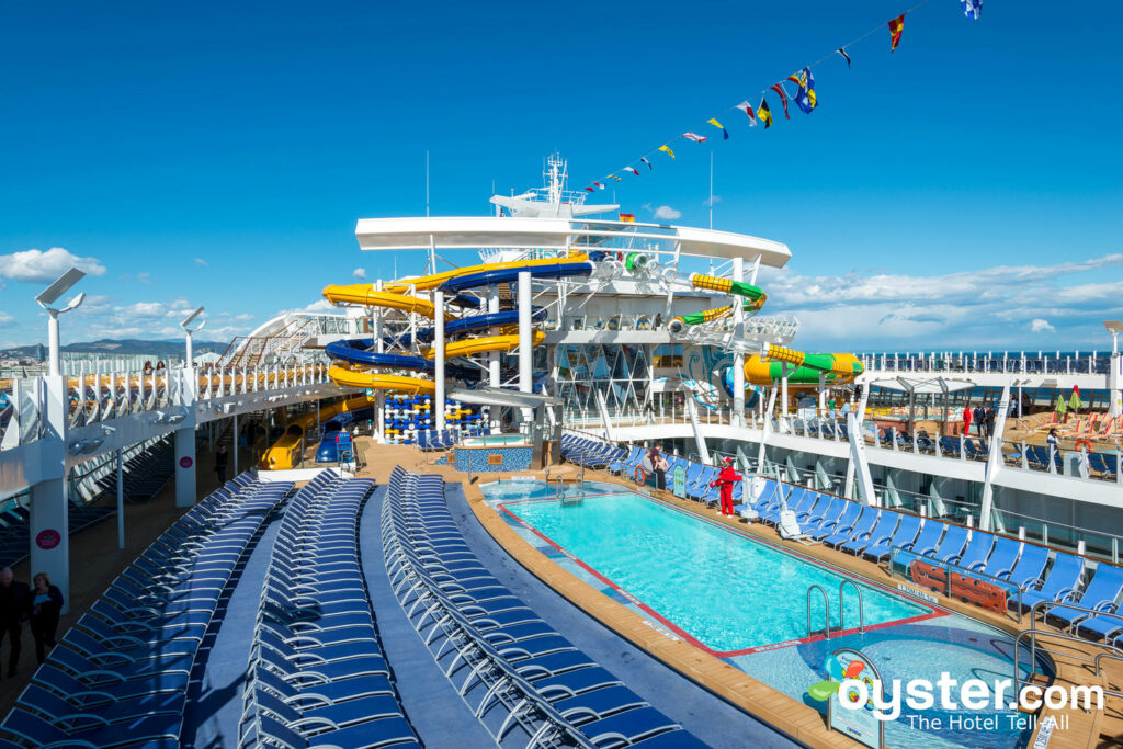 Piscina principal no Symphony of the Seas / Oyster da Royal Caribbean International