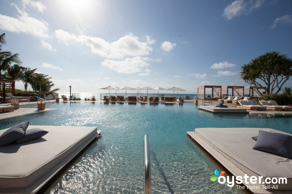 La piscina principal tiene vistas a la hermosa playa de Miami.