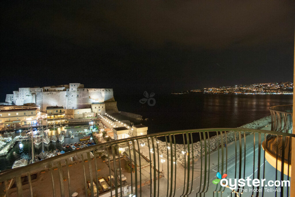 Vista de Castel dell'Ovo desde la Junior Suite en el Grand Hotel Vesuvio