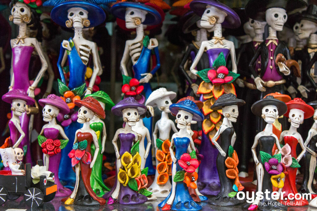 Figuras de Calavera Catrina en el Mercado Ciudadela, Ciudad de México / Oyster