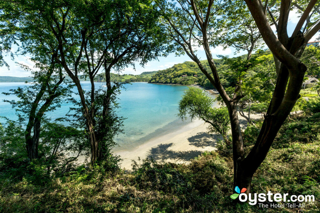 Vista do bangalô à beira- mar em segredos Papagayo Costa Rica / Oyster