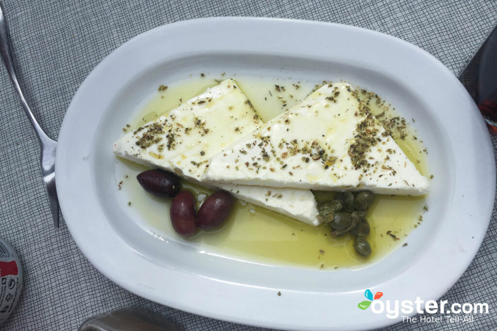 Queso feta con aceitunas y alcaparras