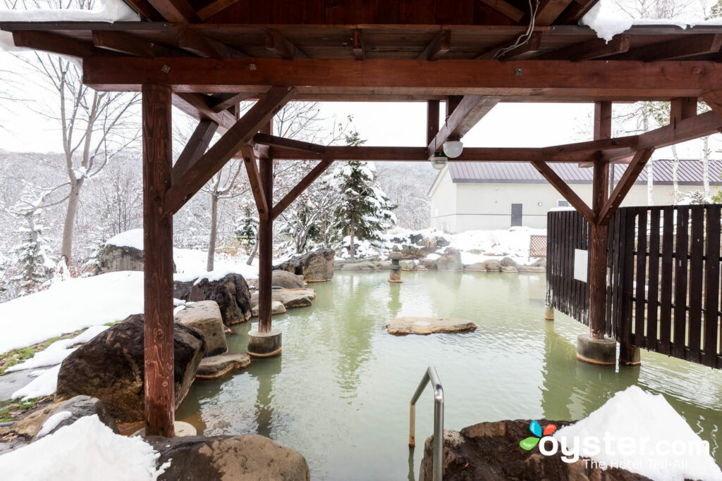 Open-Air Mixed Onsen al Niseko Grand Hotel / Oyster