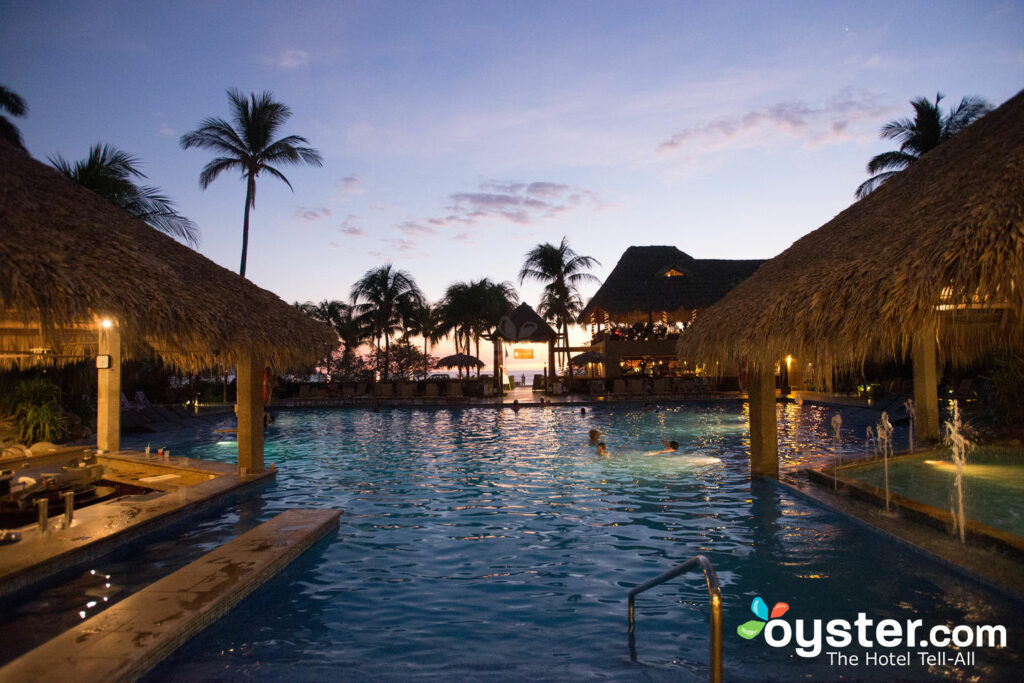 La piscina al aire libre en Flamingo Beach Resort & Spa / Oyster