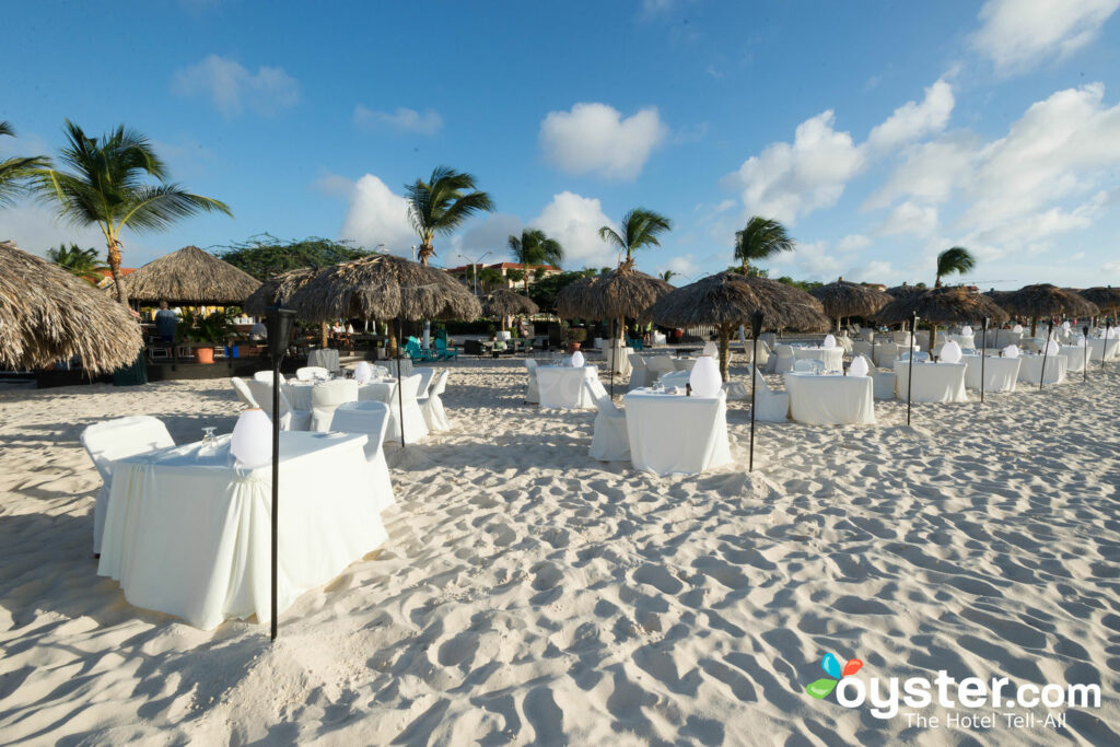 Romantico, tiki-illuminato sulla spiaggia da pranzo? Sì grazie!