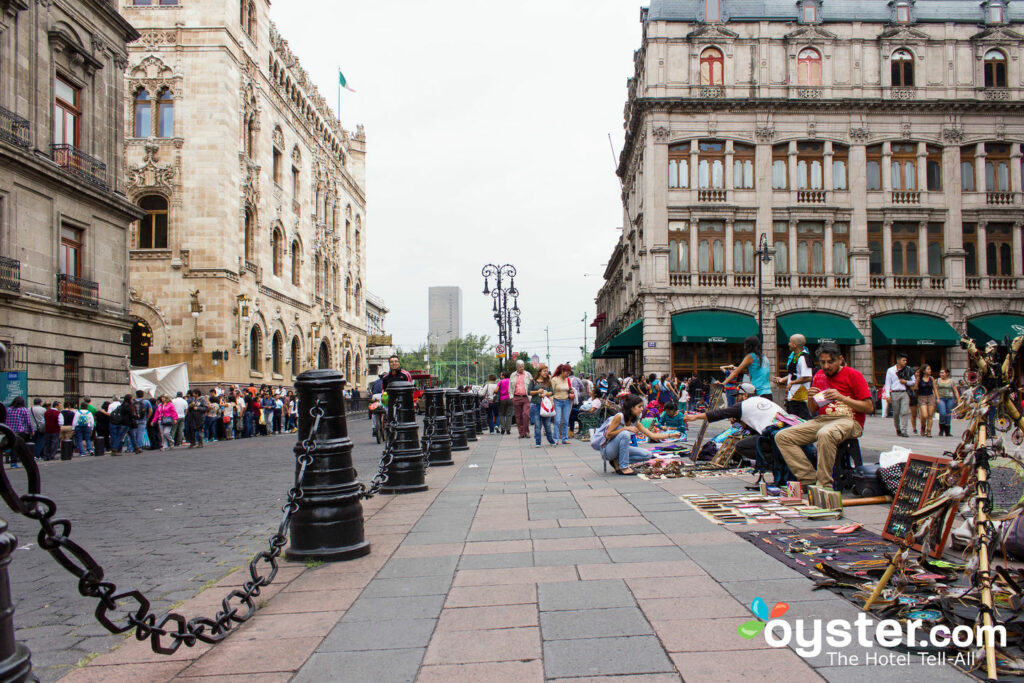 Plaza Manuel Tolsa en la Ciudad de México