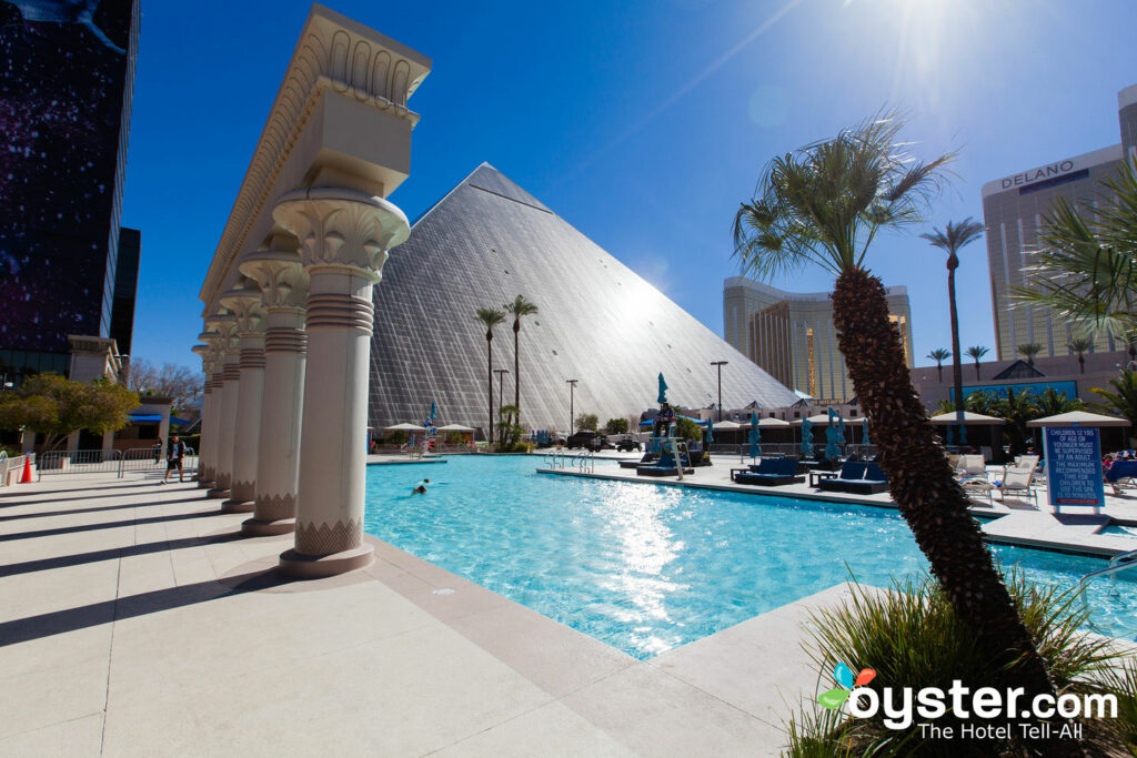 Piscina en el Luxor Hotel & Casino / Oyster