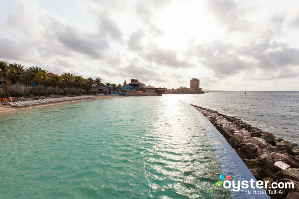 Piscina en el Renaissance Curacao Resort & Casino, Curacao / Oyster