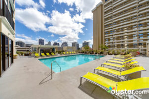 waikiki halepuna halekulani outrigger pool honolulu parc hilton oahu hawaiian expect