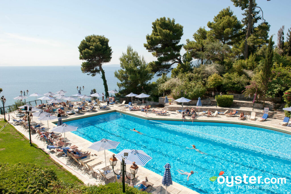 A piscina no Palácio de férias de Corfu