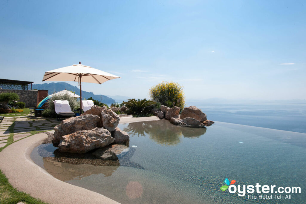 A piscina no Monastero Santa Rosa Hotel & Spa / Ostra