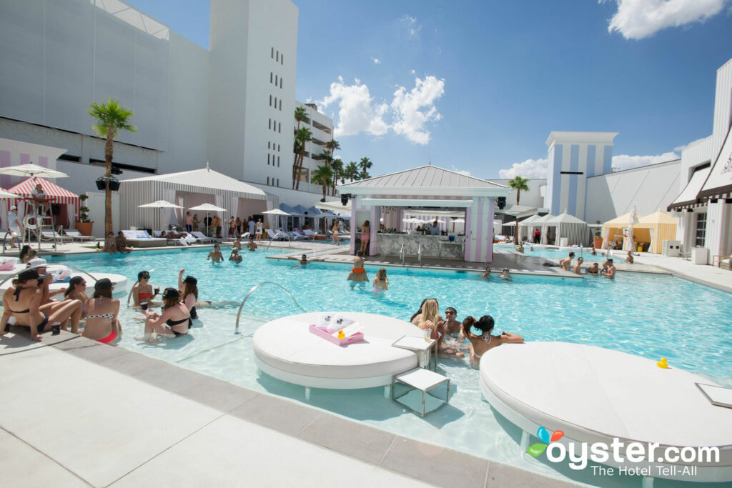 Piscina no SLS Las Vegas Hotel & Casino / Ostra