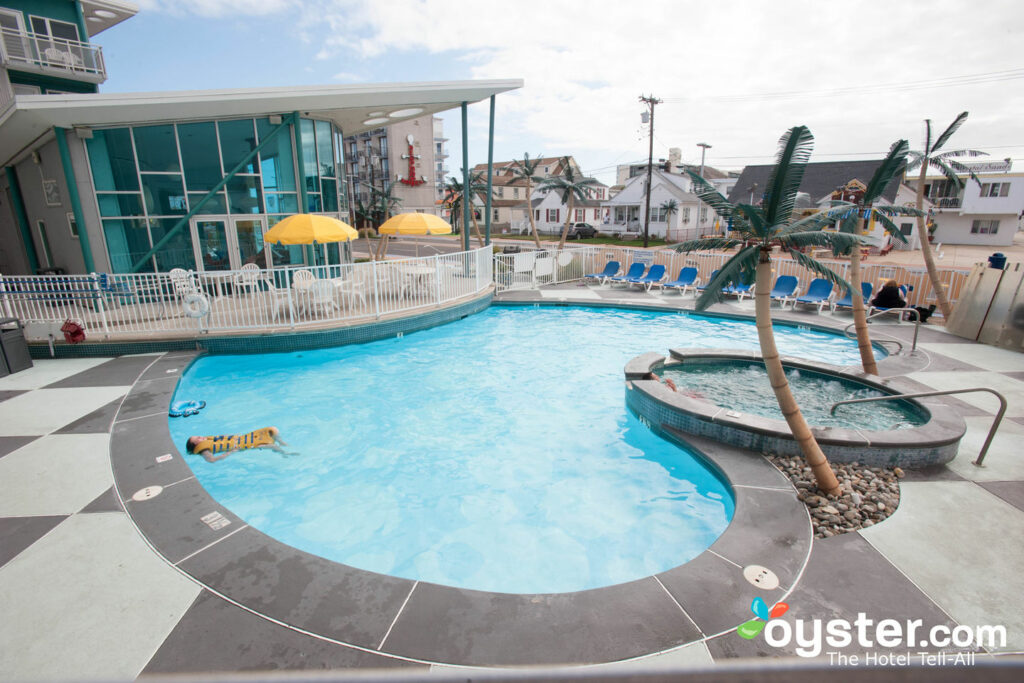 Piscina no StarLux / Oyster