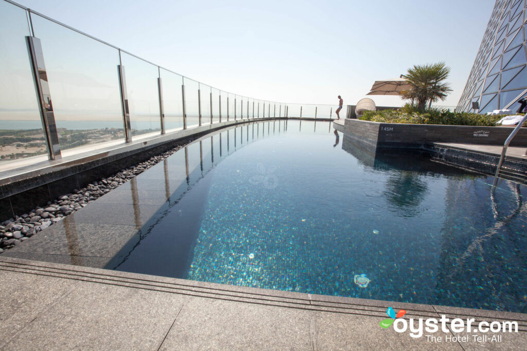 A piscina no Hyatt Capital Gate, Abu Dhabi