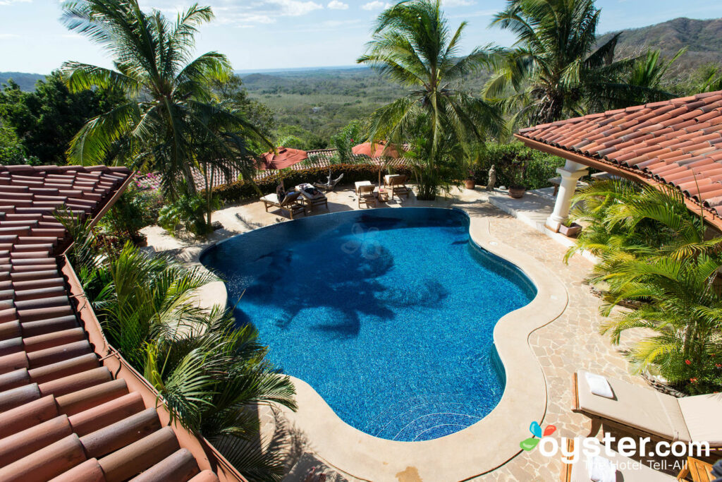 A piscina em Los Altos de Eros / Oyster