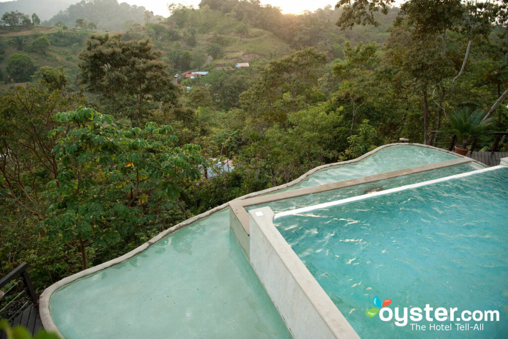 La piscine de Gaia Hotel & Reserve / Oyster