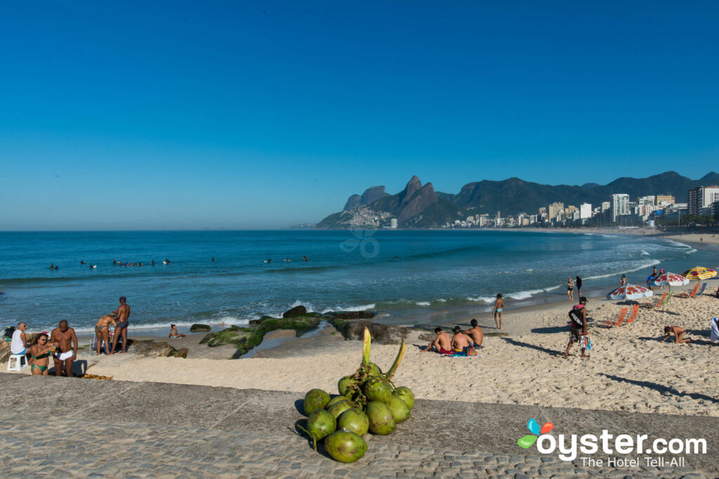 Arpoador Beach y su ambiente relajado en un día sin nubes de Río.