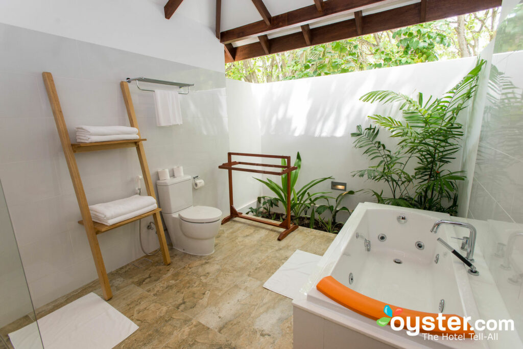 Casa de banho ao ar livre na praia Premium Villa na Ilha de Verão Maldivas