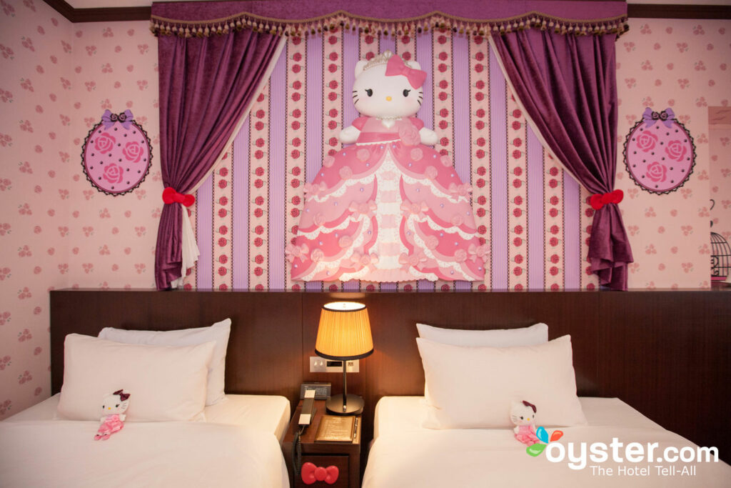 Hello Kitty reina sobre as camas no quarto Princess Kitty.
