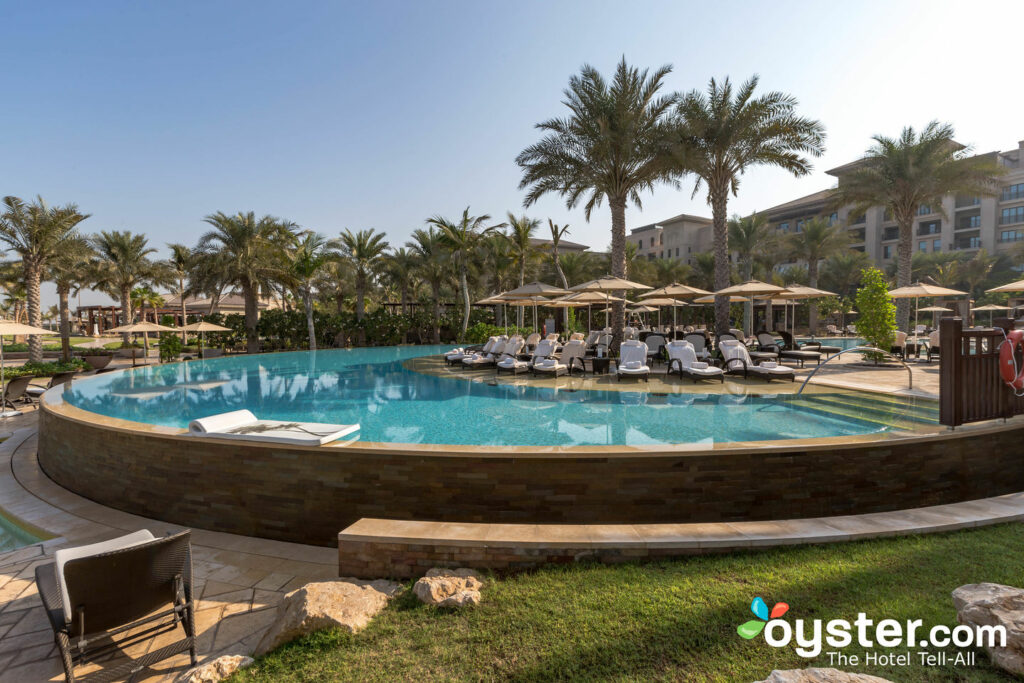 A piscina tranquila no Four Seasons Resort Dubai na praia de Jumeirah