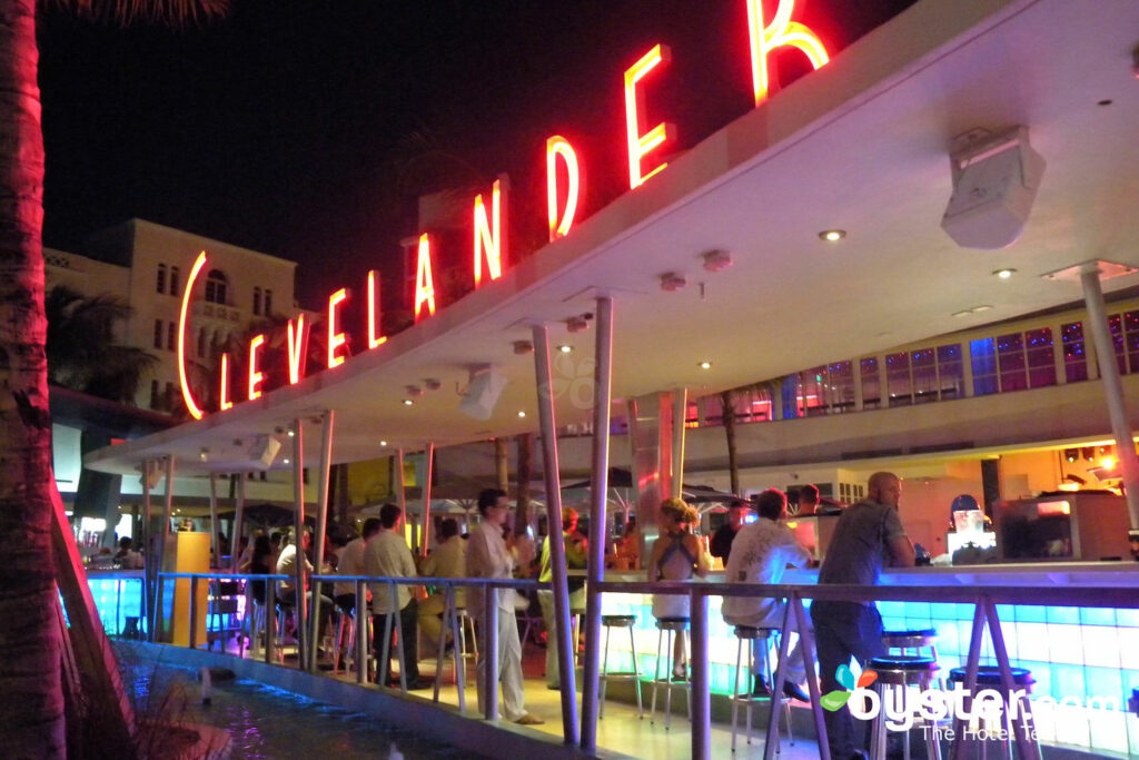 Bar de la piscina en el hotel Clevelander South Beach / Oyster