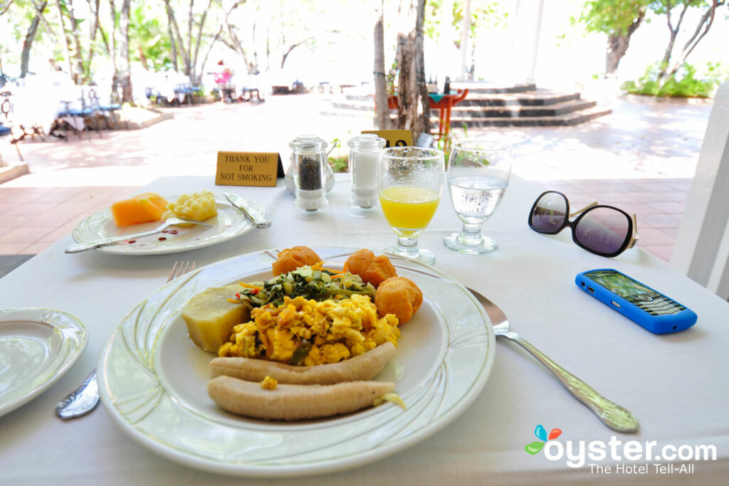 Alguns pratos tradicionais de café da manhã jamaicano do buffet do Sea Grape