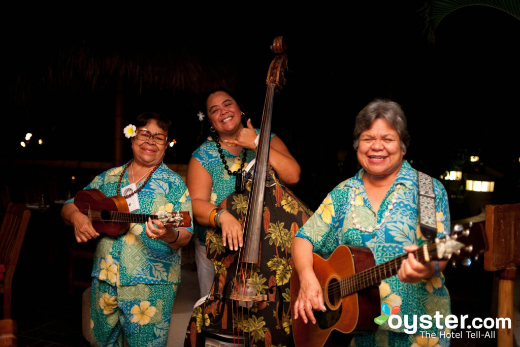 Duke's Canoe Club ubicado en Outrigger Waikiki On The Beach presenta música en vivo todos los fines de semana