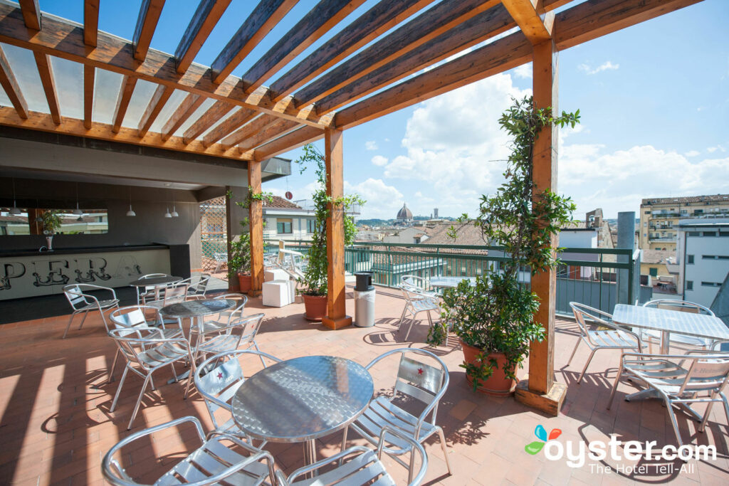 Terrazza sul tetto al Plus Florence / Oyster