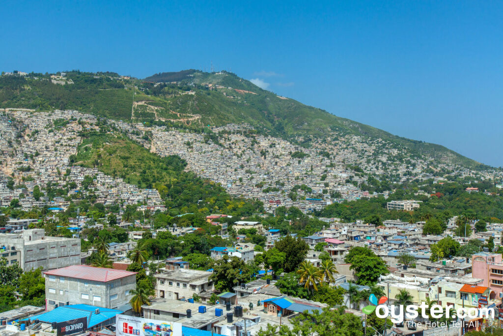 Vistas de las laderas de Puerto Príncipe desde el Occidental Royal Oasis