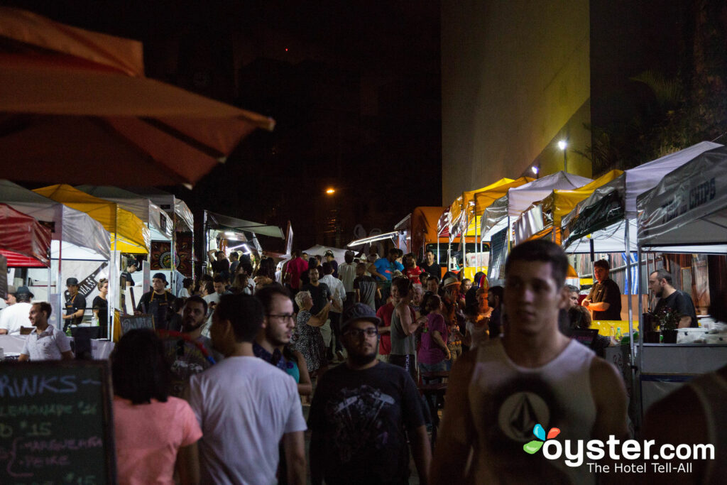 As ruas de São Paulo ficam movimentadas mesmo à noite. São Paulo / Ostra