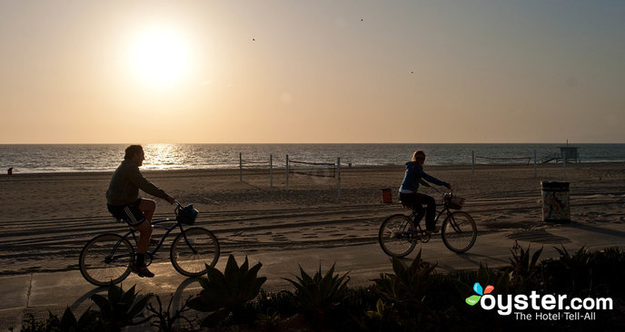 Los ciclistas disfrutan de un paseo al atardecer a lo largo de Manhattan Beach en LA