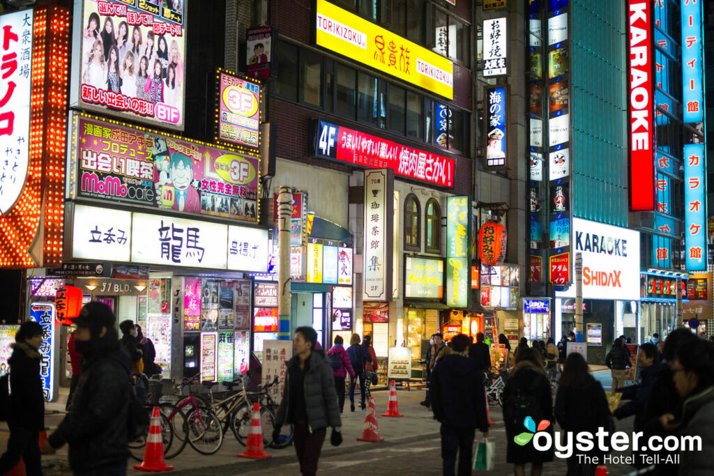 As luzes brilhantes de Shinjuku abrigam os clubes anfitriões e anfitriões de Kabukicho.