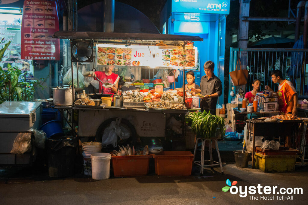 A cena de comida de rua de Bangkok é o material da lenda. Dica pro? Siga para a sois off da Sukhumvit Road.