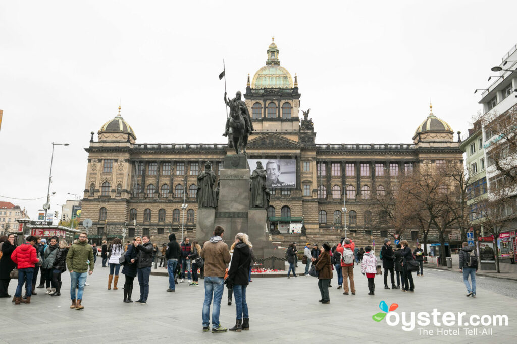 Monumento de São Venceslau e o Museu Nacional, Praga / Ostra