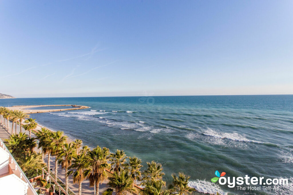 O impressionante litoral de Sitges visto do Sunway Plaza Golf Hotel & Spa .