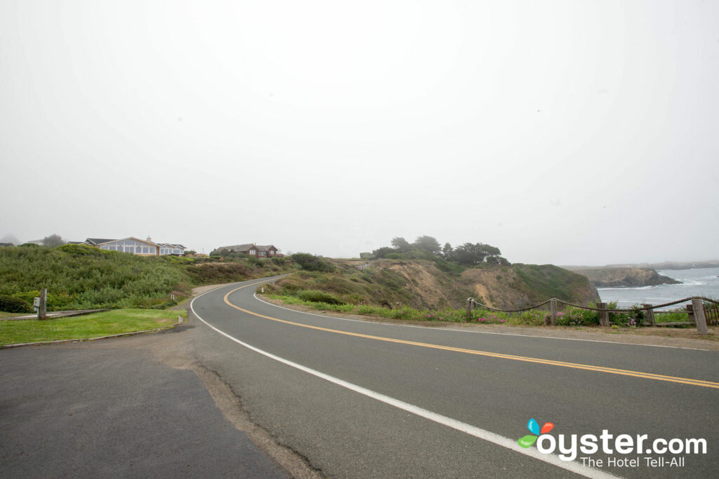 Il PCH nebbioso, tortuoso e scenico in Mendocino.