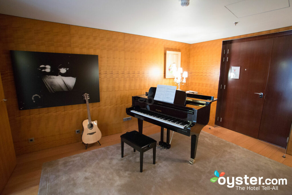 El piano de cola es apropiado, ya que Ray Charles vivió en esta suite por un tiempo.