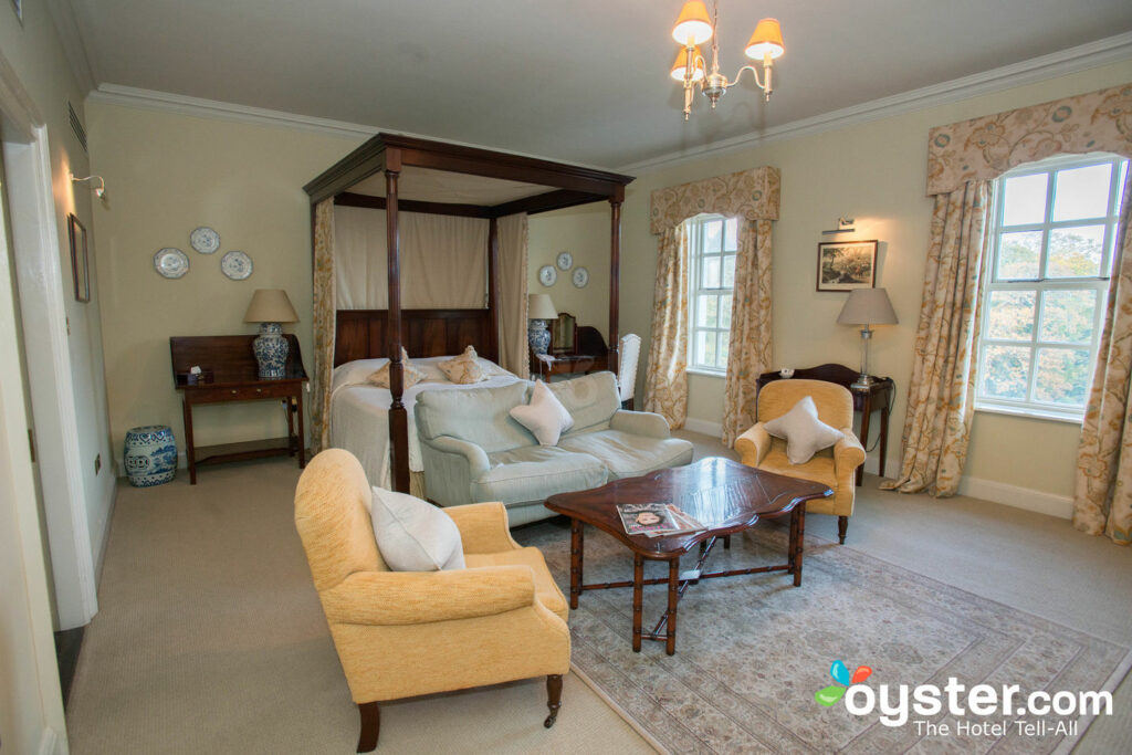 Os quartos do Ballynahinch Castle fazem você se sentir como se estivesse hospedado na propriedade irlandesa da sua avó extravagante .