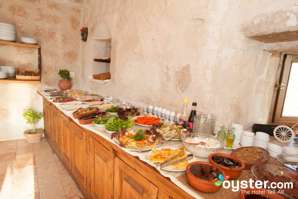 Petit-déjeuner buffet turc traditionnel à l'hôtel Avdinli Cave House de Gorme